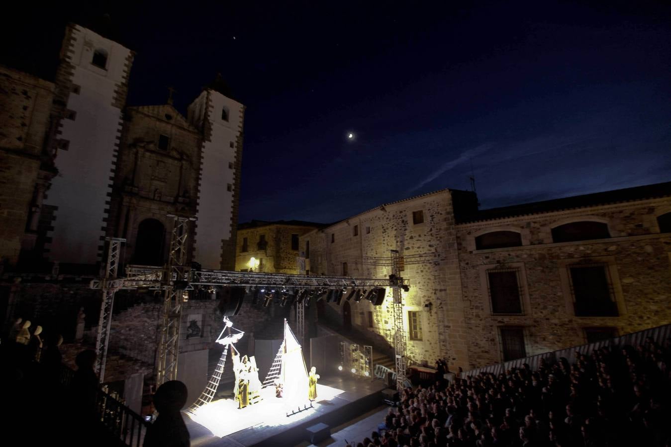 Jueves, 9 de junio: Representación de la primera obra de teatro titulada 'Comedias de enredo' dentro del Festival de Teatro Clásico de Cáceres en la Plaza de San Jorge. Fotografía: Lorenzo Cordero