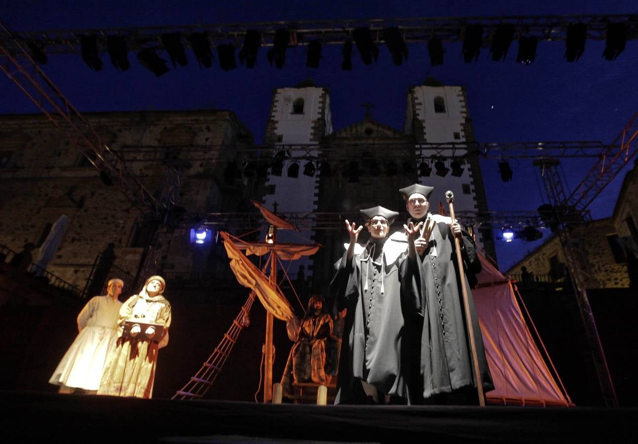 Jueves, 9 de junio: Representación de la primera obra de teatro titulada 'Comedias de enredo' dentro del Festival de Teatro Clásico de Cáceres en la Plaza de San Jorge. Fotografía: Lorenzo Cordero