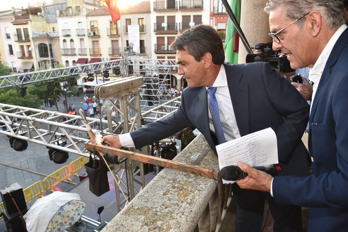 Miércoles, 8 de junio. La Feria de Plasencia comenzó con el pregón del ganadero Victorino Martín, los fuegos artificiales y un concierto de Fórmula V . Fotografías: David Palma
