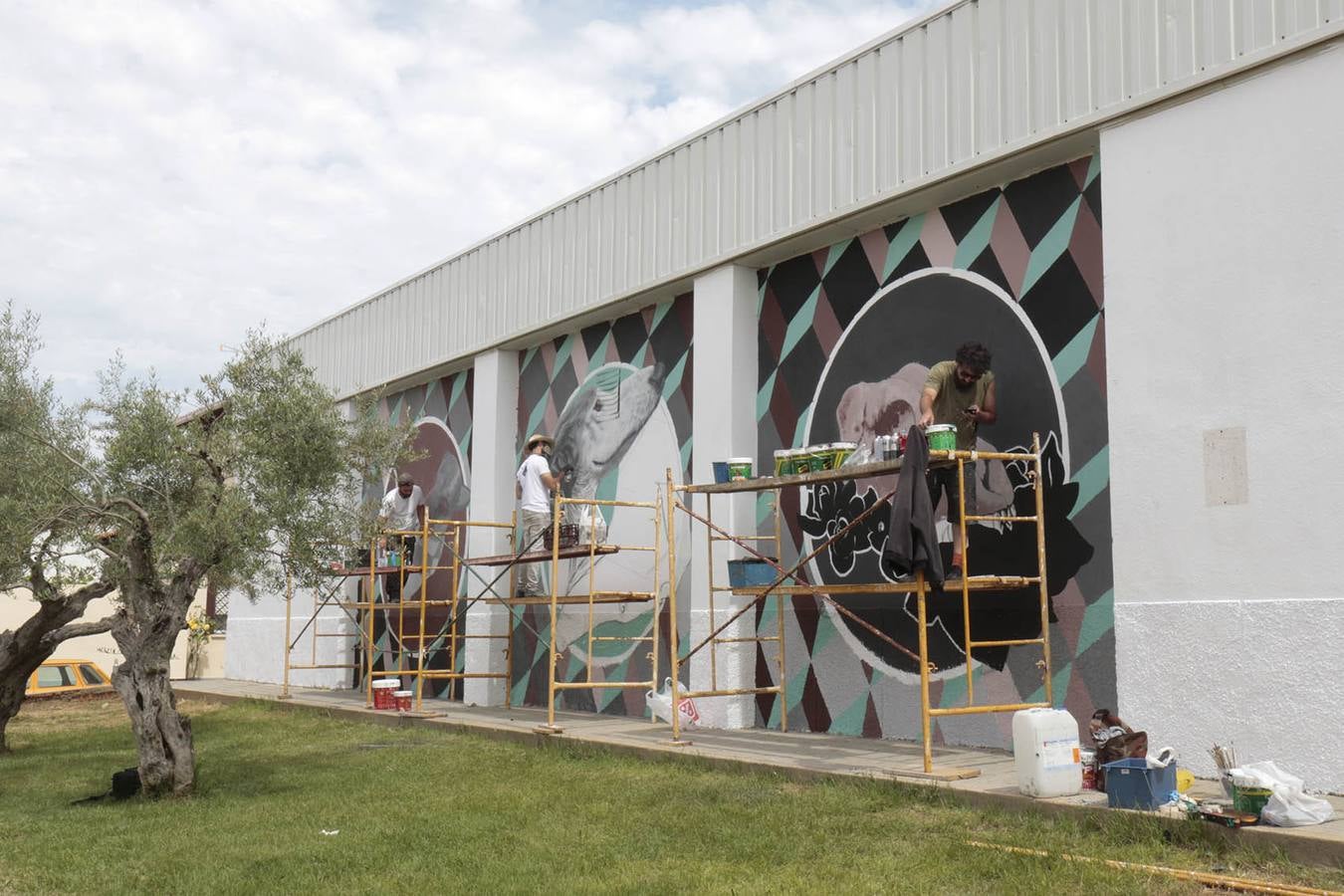 Mural sobre maltrato animal en Serradilla