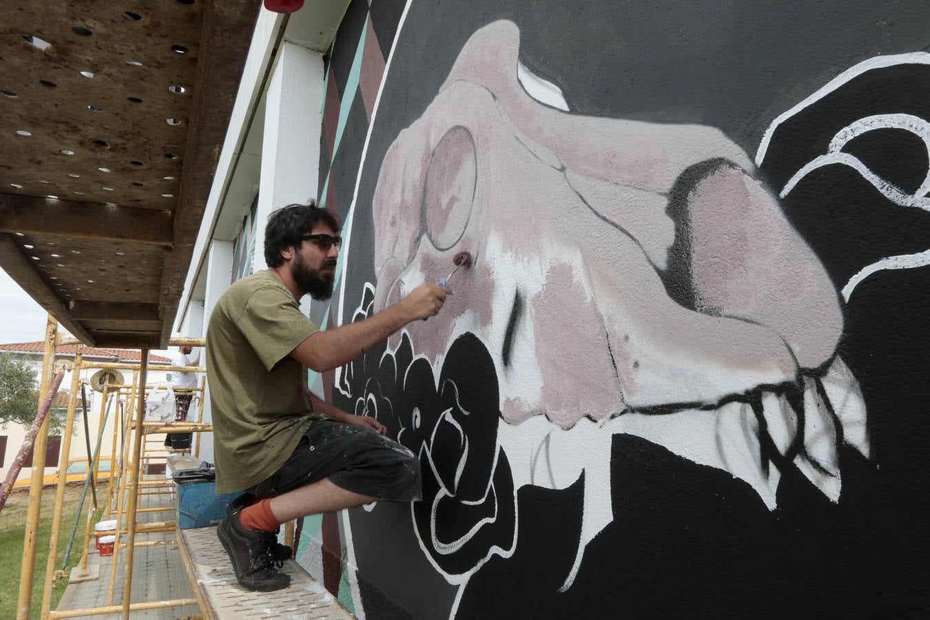 Mural sobre maltrato animal en Serradilla