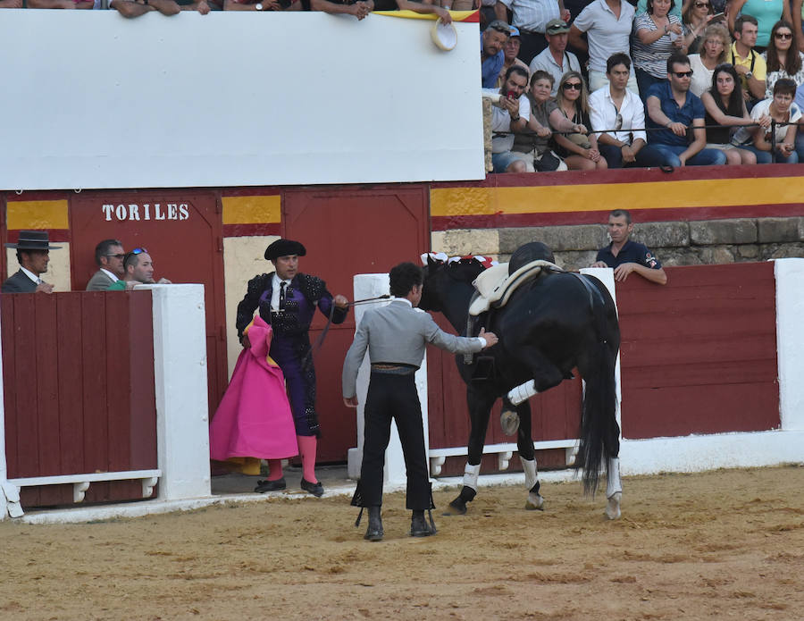 Los tres rejoneadores abandonan el coso de Plasencia a hombros