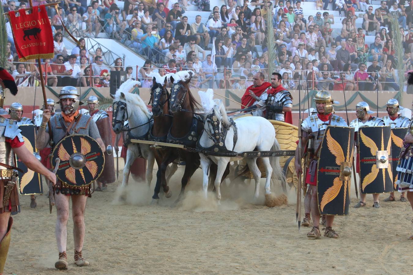 Sábado, 11 de junio: Mucho público en las recreaciones en el Templo de Diana y éxito de participación en el 'pan y circo' de la plaza de toros dentro de las actividades de Emérita Lvdica que se celebró en Mérida . Fotografía : Agencias