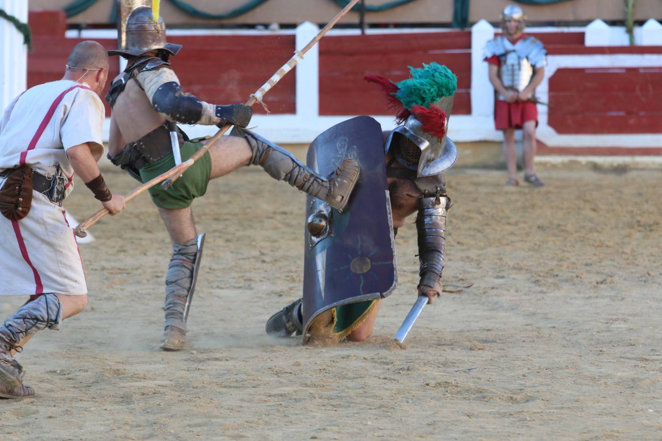 Sábado, 11 de junio: Mucho público en las recreaciones en el Templo de Diana y éxito de participación en el 'pan y circo' de la plaza de toros dentro de las actividades de Emérita Lvdica que se celebró en Mérida . Fotografía : Agencias