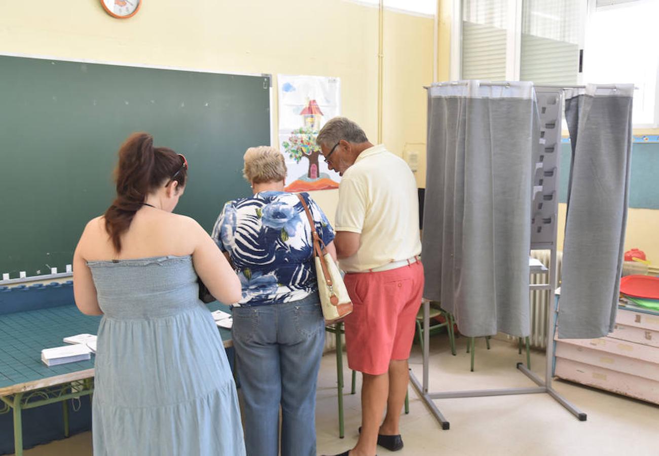 Ambiente de un colegio electoral en Plasencia. Foto: David Palma