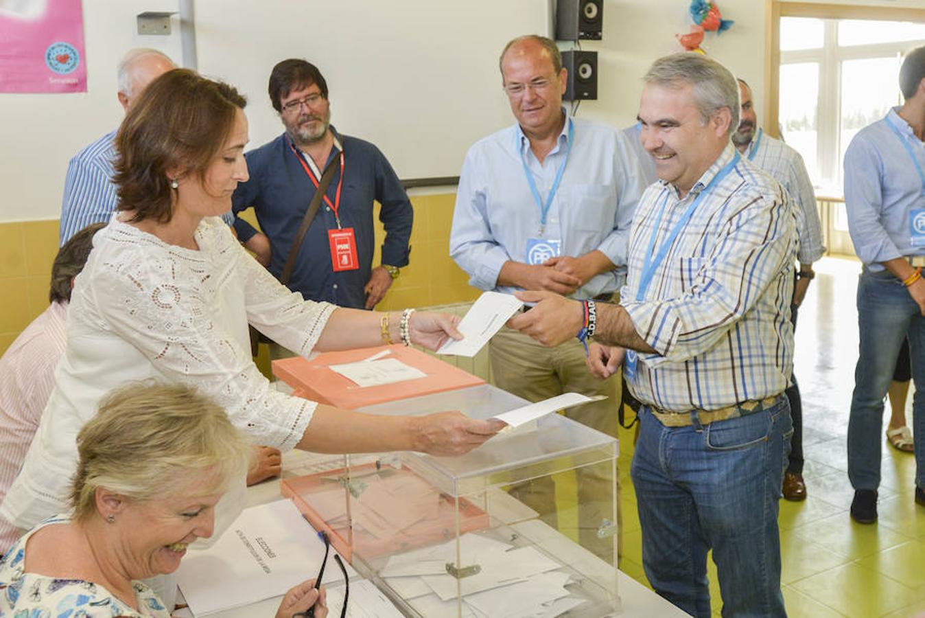 el presidente del PP de Badajoz y alcalde de la ciudad, Francisco Javier Fragoso, ha animado a los ciudadanos a votar. |J.V. ARNELAS