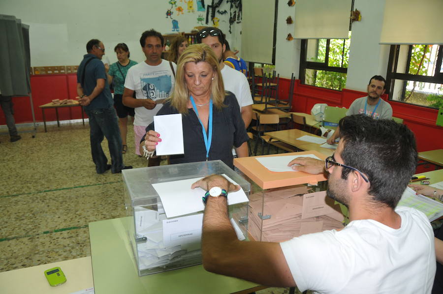 María Dolores Marcos, número dos del PP cacereño al Congreso, votando en Plasencia.