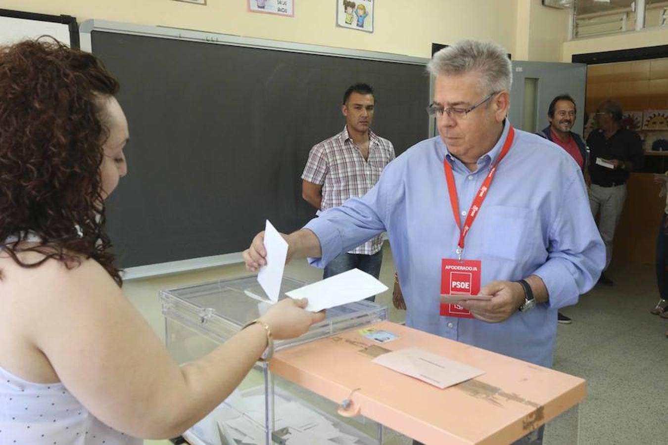 El número dos del PSOE al Congreso por la provincia de Badajoz, Ignacio Sánchez Amor, acudió a votar junto al alcalde emeritense.