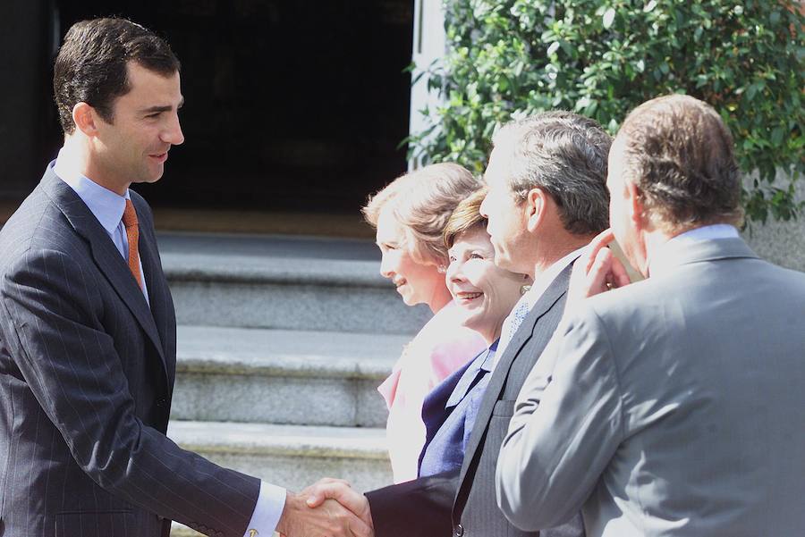 George W. Bush saluda al por entonces príncipe Felipe en presencia del rey Juan Carlos I y la reina Sofía.