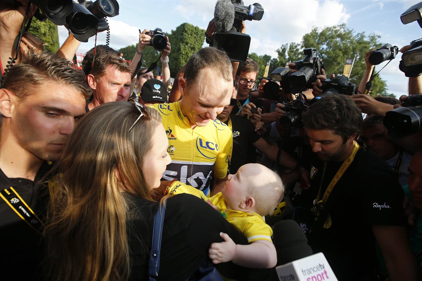 Froome celebra su tercer Tour de Francia en París