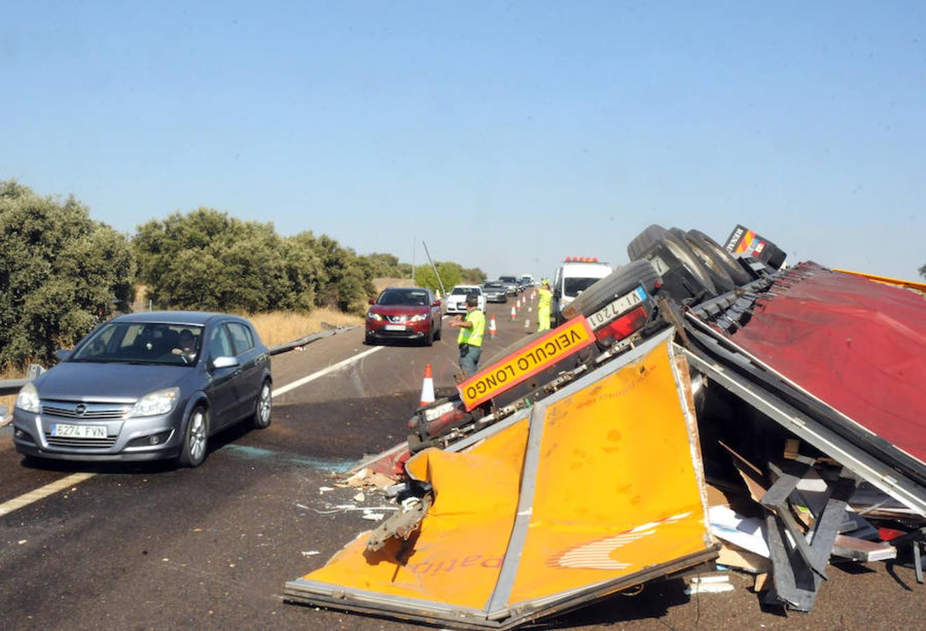 Corte de tráfico en la A-5 por el vuelco de un camión