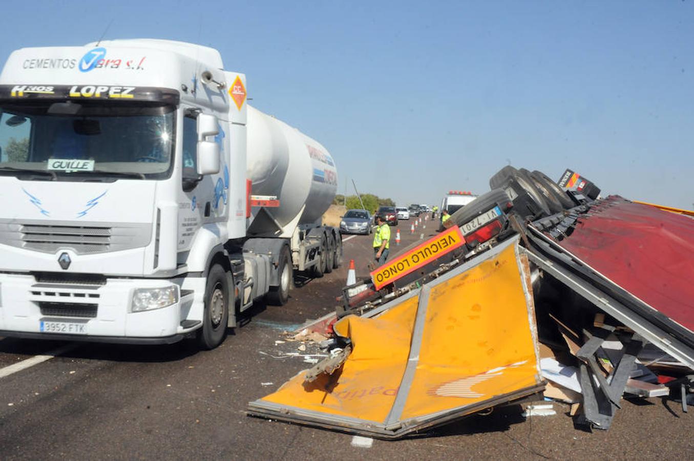 Corte de tráfico en la A-5 por el vuelco de un camión