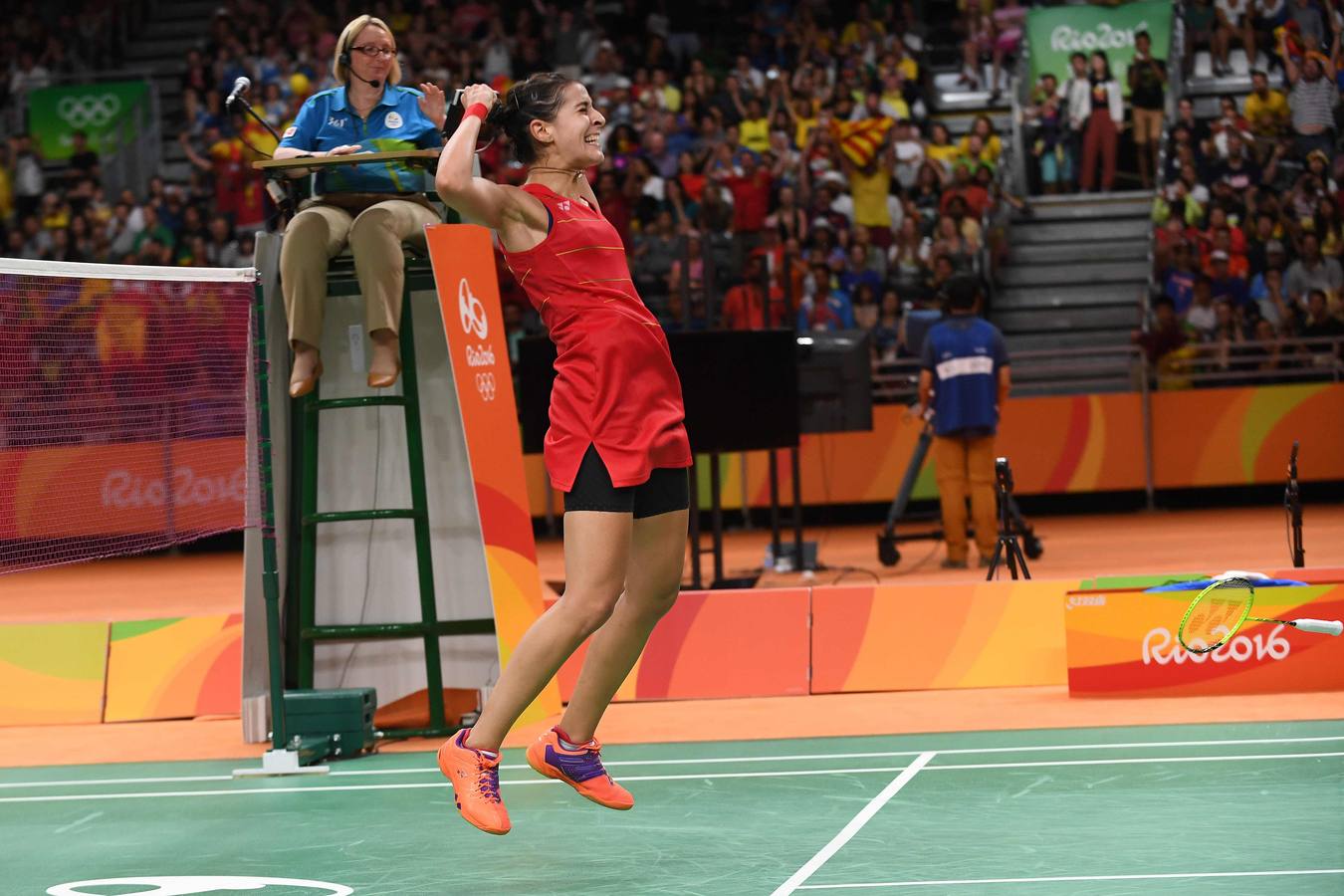 Viernes, 19 de agosto: La española Carolina Marín celebra el oro tras vencer a la india Sindhu Pusarla en la final de bádminton de los Juegos Olímpicos Río 2016 en la ciudad de Río de Janeiro. Fotografía: Agencias