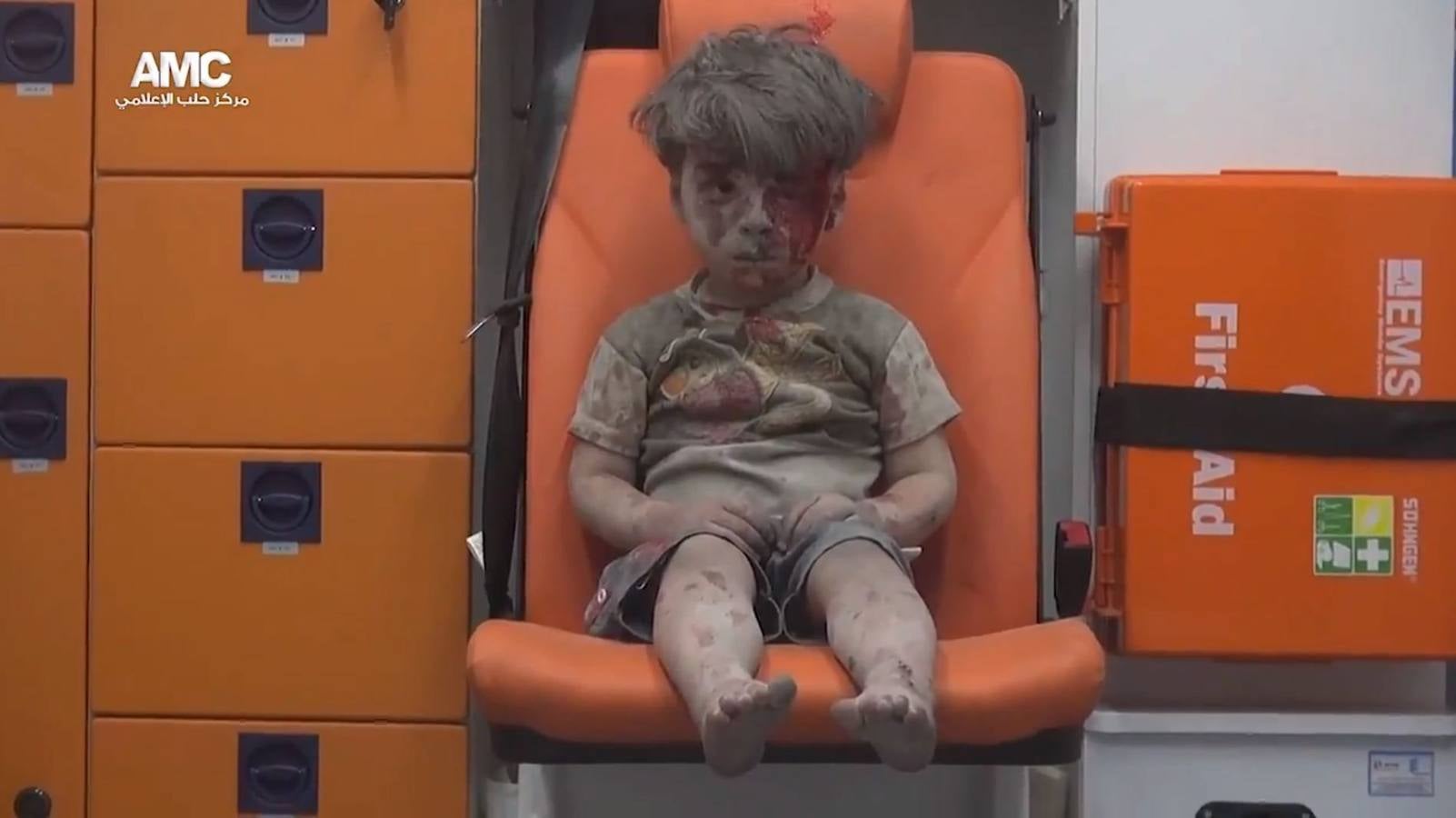 Jueves, 18 de agosto: Imagen de un niño herido de 5 años, sentado en una ambulancia tras ser rescatado de una vivienda bombardeada en el barrio de Al Qatergui en la ciudad siria de Alepo. Rusia negó una vez más la muerte de civiles en sus ataques aéreos contra posiciones yihadistas en Siria. Fotografía: Agencias