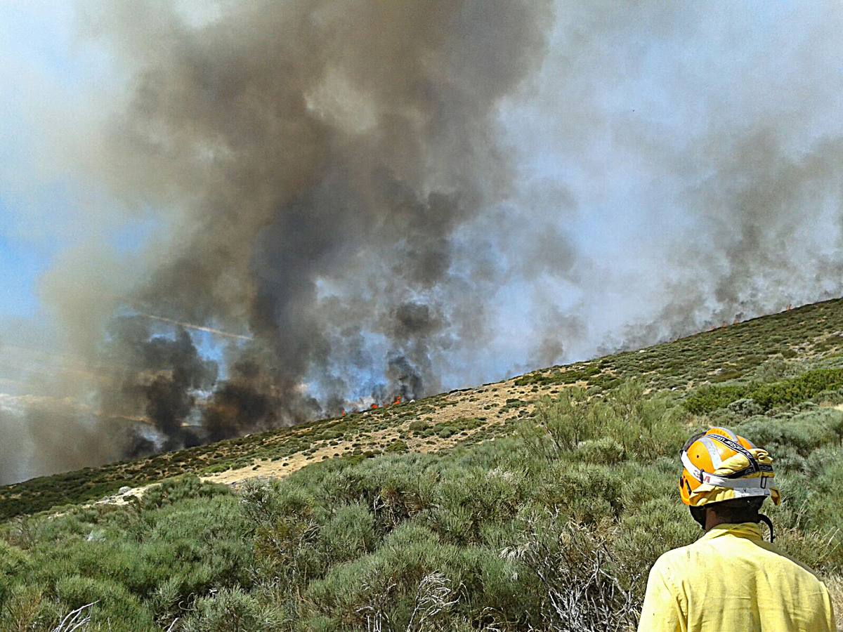 Sábado, 20 de agosto: El incendio en la reserva natural de la Garganta de los Infiernos obligó a movilizar a 23 aeronaves por la dificultades que presentaba el acceso terrestre. Fotografía: David Palma