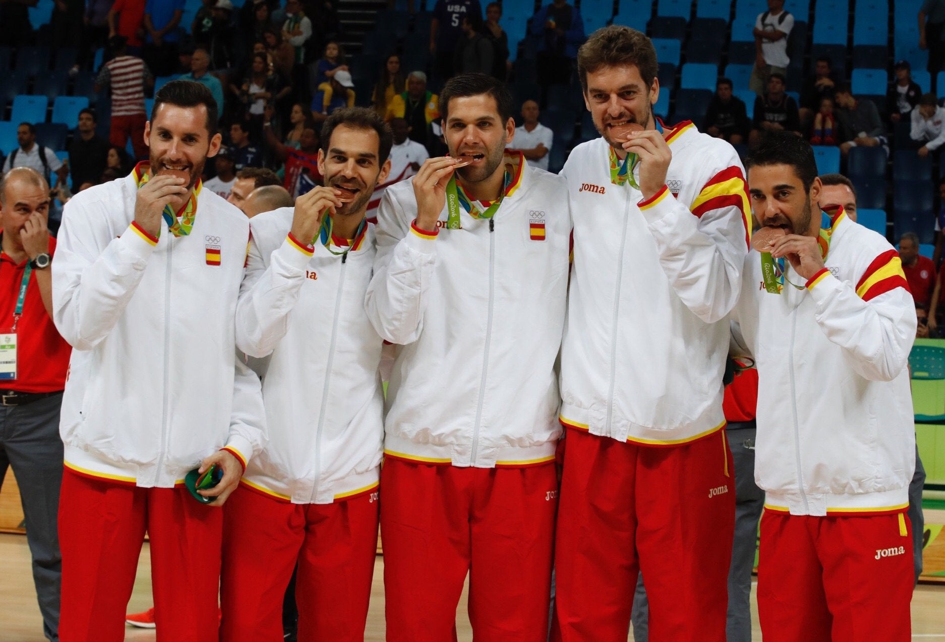 Bronce en Río de Janeiro. 2016: La carrera de José Calderón en la selección española no termina en un lugar cualquiera sino en un podio olímpico. Aunque con menos protagonismo, medalla de bronce muy peleada en el duelo ante Australia como colofón a una brillante trayectoria nacional