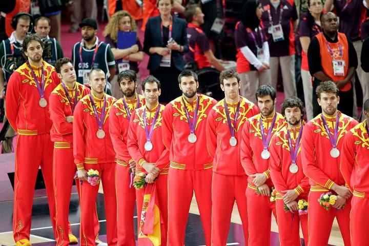 Plata en los Juegos de Londres. Tras el oro europeo de Lituania, España viajaba con todo a los Juegos de Londres 2012, donde repetiríamos final con los estadounidenses. Otra vez les hicimos sudar (107-100) pero tuvimos que conformarnos con la medalla de plata. Pese a las caras del podio, el rival lo pasó peor