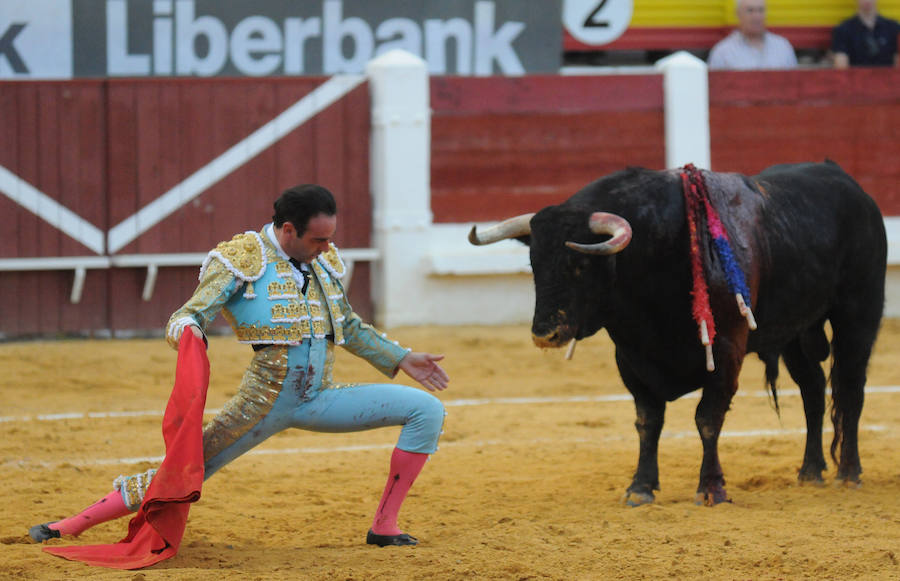 Ponce pellizca el toreo en una fiesta  a la que se unieron Talavante y Garrido