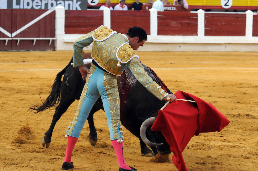 Ponce pellizca el toreo en una fiesta  a la que se unieron Talavante y Garrido
