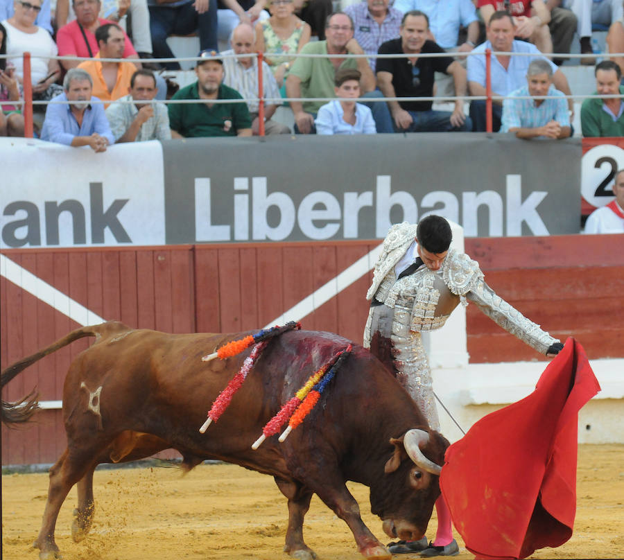 Ponce pellizca el toreo en una fiesta  a la que se unieron Talavante y Garrido