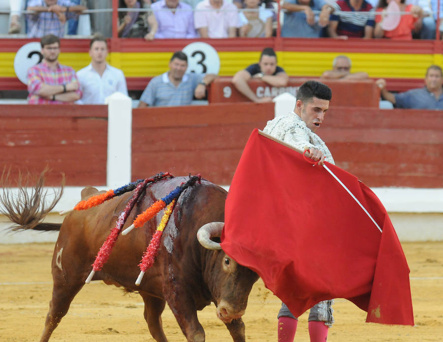 Ponce pellizca el toreo en una fiesta  a la que se unieron Talavante y Garrido