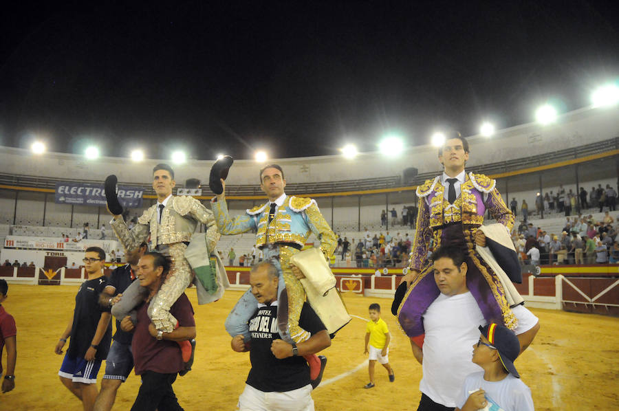 Ponce pellizca el toreo en una fiesta  a la que se unieron Talavante y Garrido