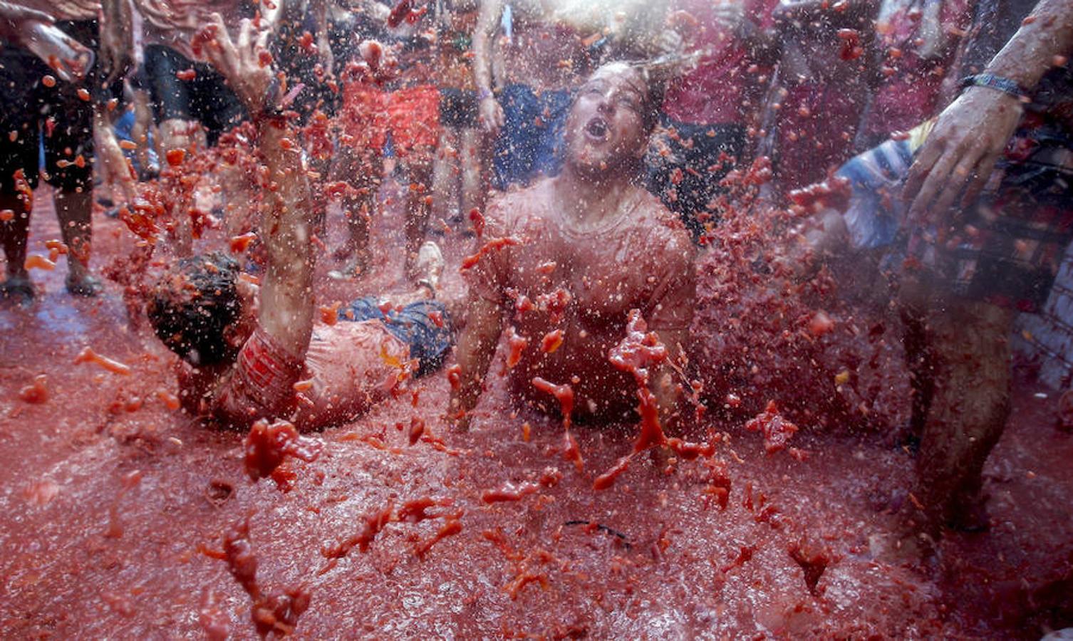 Miércoles, 31 de agosto: Buñol cumplió con la tradición de más de siete décadas. Miles de personas llegadas de todo el mundo se lanzaron 160 toneladas de tomate que tiñeron de rojo el municipio y se reinvindicó la lucha contra la violencia machista y la homofobia.. Fotografías: Agencias