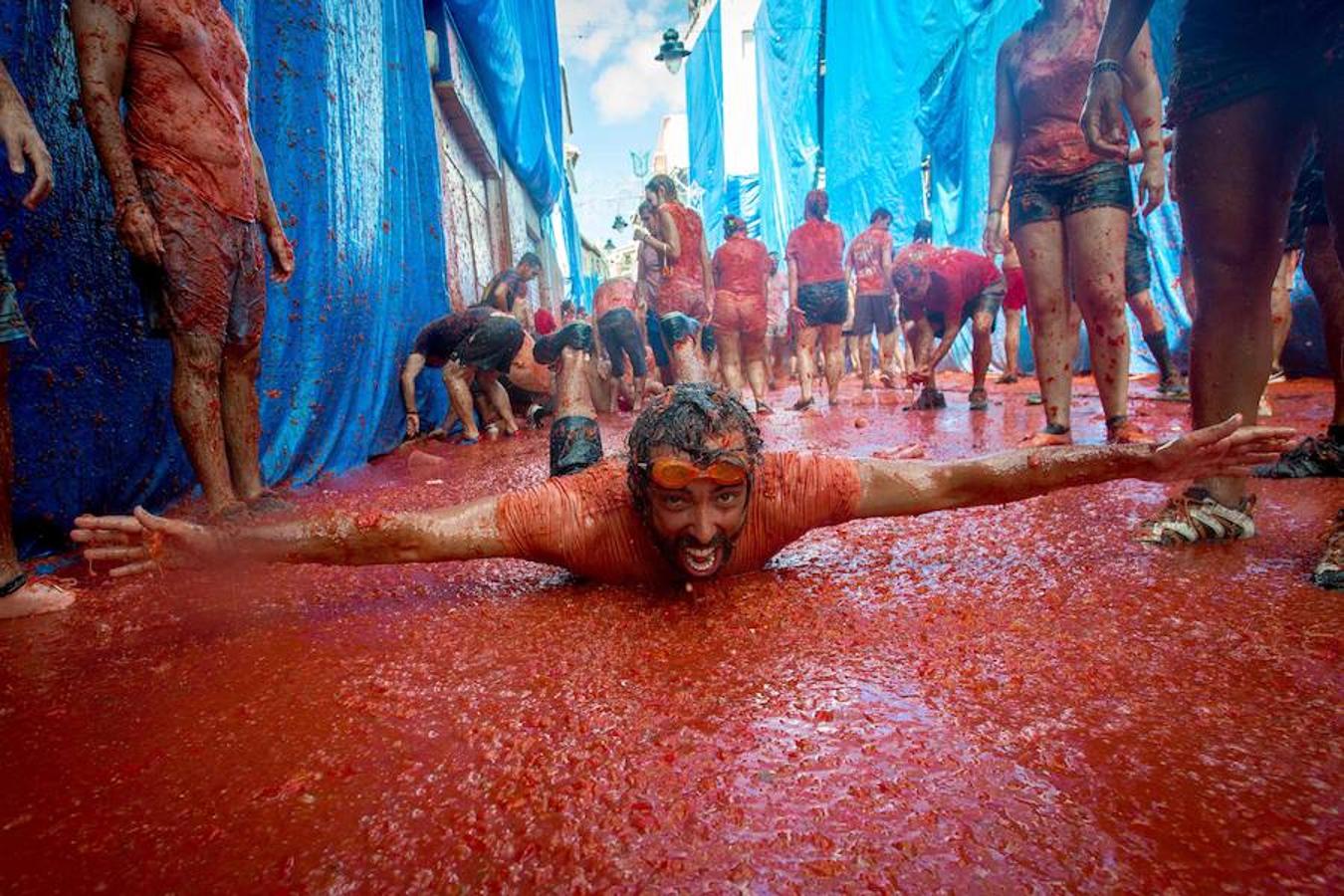 Miércoles, 31 de agosto: Buñol cumplió con la tradición de más de siete décadas. Miles de personas llegadas de todo el mundo se lanzaron 160 toneladas de tomate que tiñeron de rojo el municipio y se reinvindicó la lucha contra la violencia machista y la homofobia.. Fotografías: Agencias