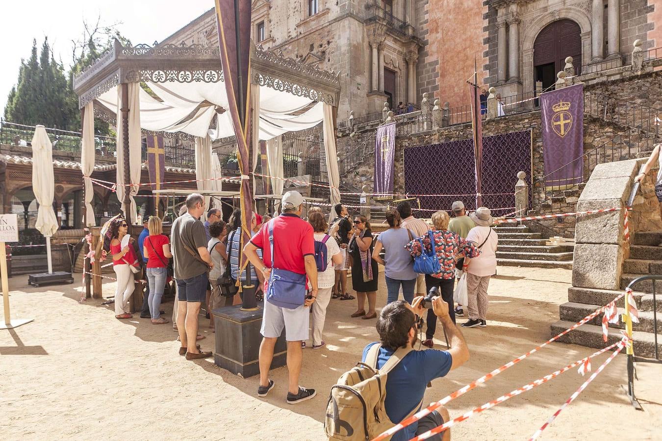 Martes, 6 de septiembre: El atrezzo para el rodaje de las series de televisión se ha convertido en un potente reclamo para visitar Cáceres. Fotografías: Lorenzo Cordero.