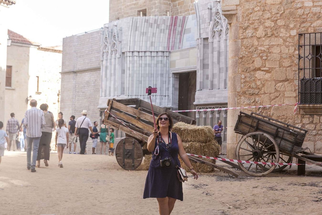 Martes, 6 de septiembre: El atrezzo para el rodaje de las series de televisión se ha convertido en un potente reclamo para visitar Cáceres. Fotografías: Lorenzo Cordero.