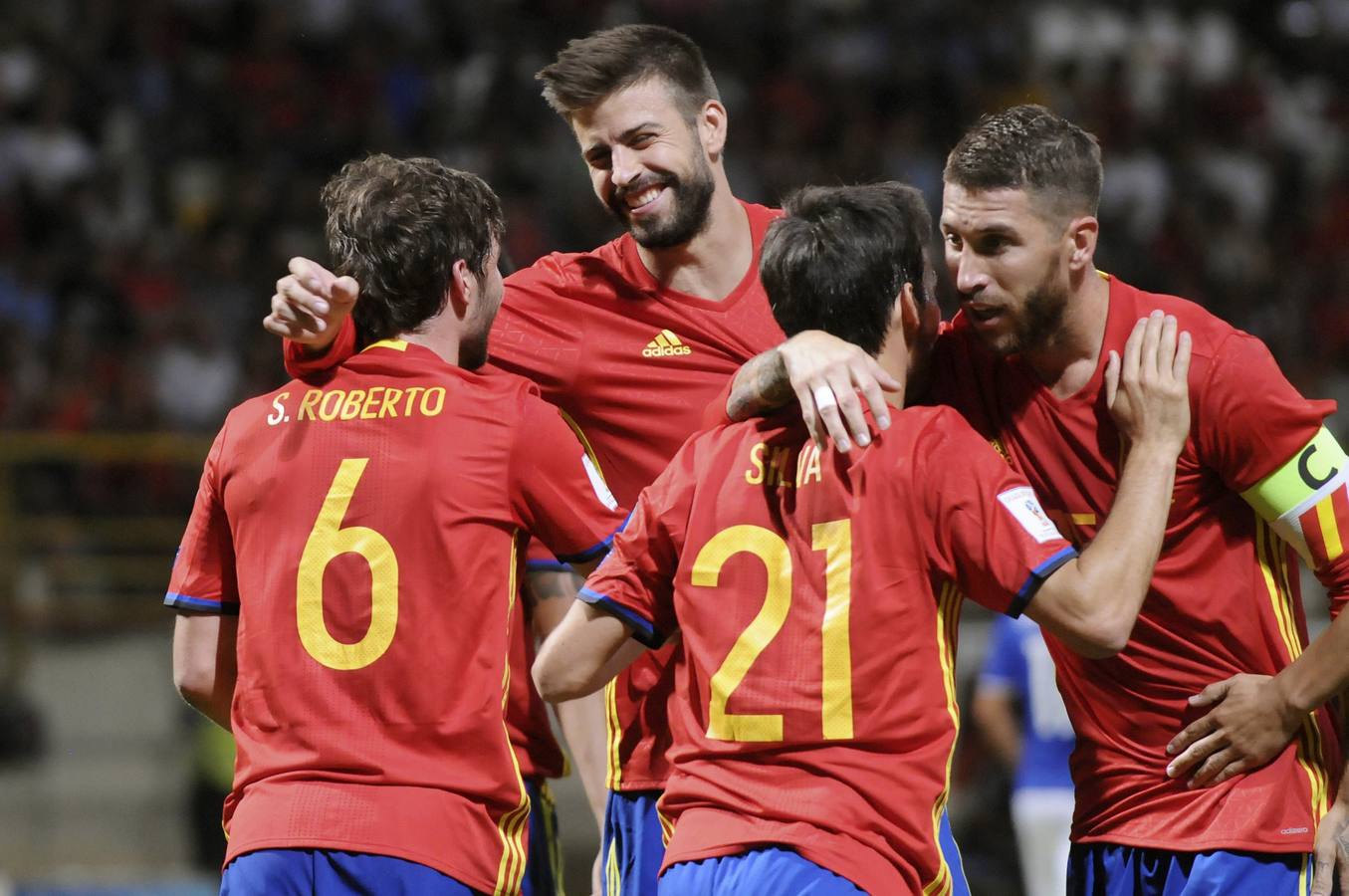 Lunes, 5 de septiembre: Victoria de España ante Liechtenstein (8-0). Lopetegui varió el sistema y la estrategia tras una primera parte con un solo gol de Costa y encontró la goleada. Fotografías: EFE