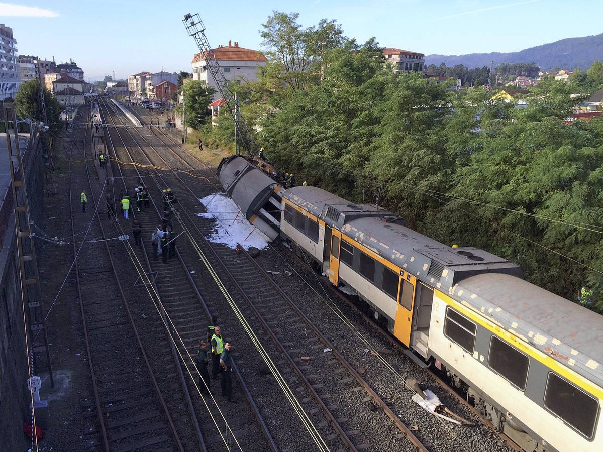 Viernes, 9 de septiembre: Accidente ferroviario en O Porriño (Galicia) al descarrilar un tren en las inmediaciones de la estación. Ha causado cuatro víctimas mortales y casi medio centenar de heridos. Fotografías: EFE