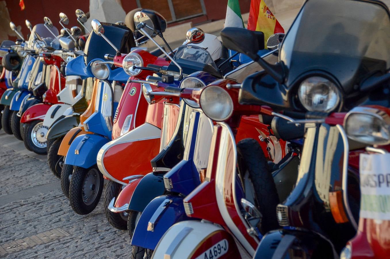 Domingo, 2 de octubre: Concentración de Vespas en la Plaza Alta de Badajoz. Fotografías: Casimiro Moreno.
