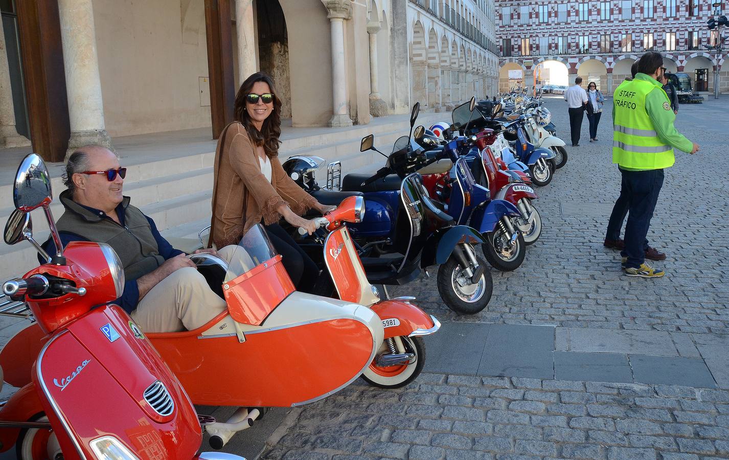 Domingo, 2 de octubre: Concentración de Vespas en la Plaza Alta de Badajoz. Fotografías: Casimiro Moreno.