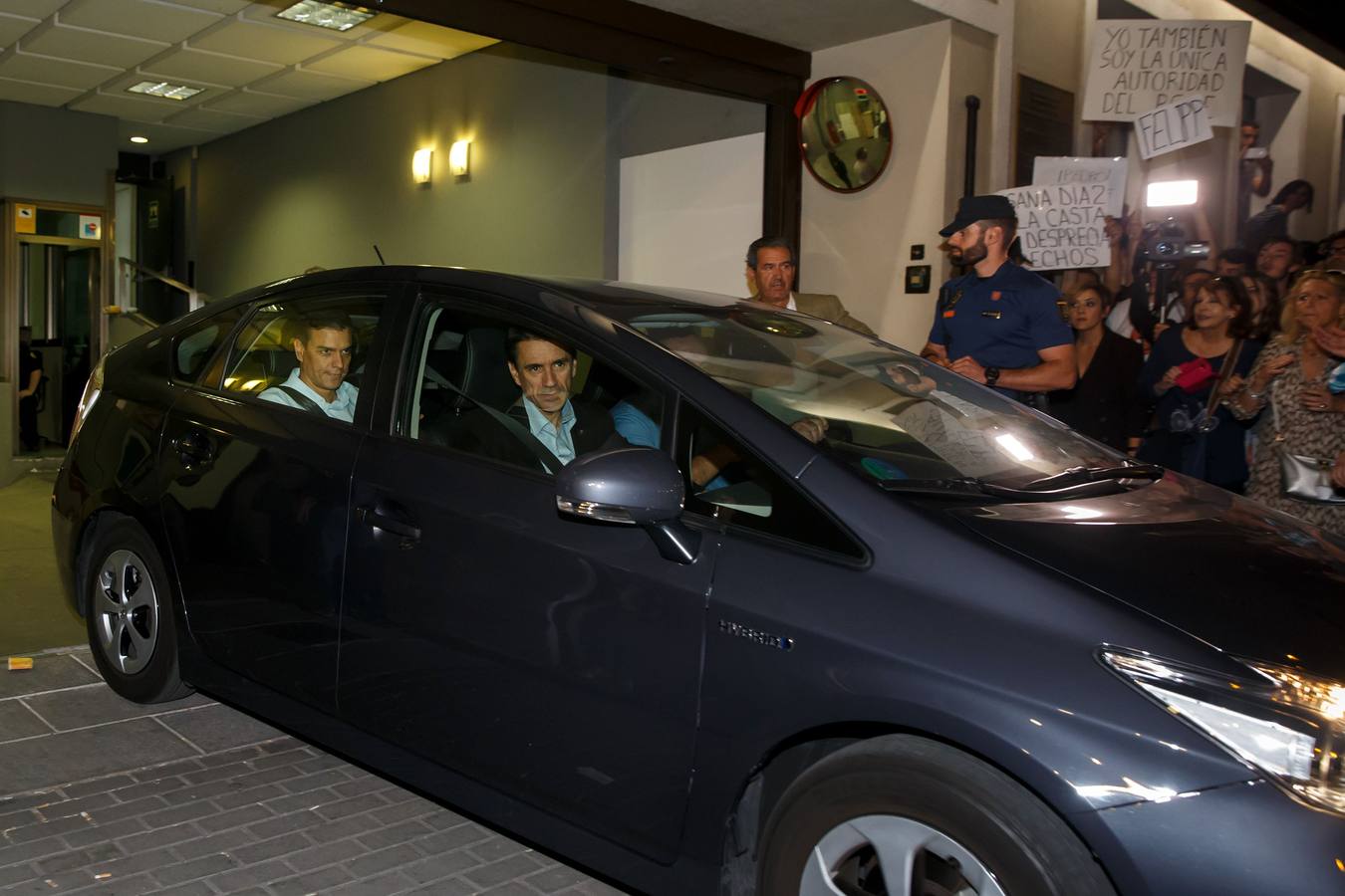 Sábado, 1 de octubre: El líder del PSOE, Pedro Sánchez, dimite como secretario general. Fotografías: Agencias.