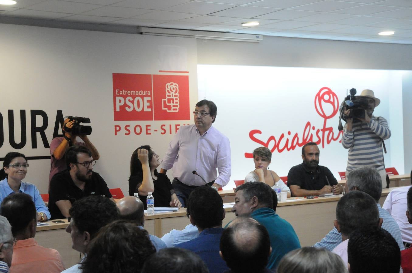 Los socialistas extremeños debaten su postura sobre el PSOE