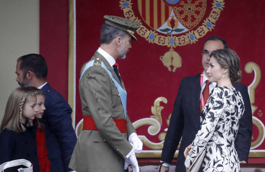 Los Reyes, junto a sus hijas, la Princesa de Asturias y la infanta Sofía, al inicio del acto central del Día de la Fiesta Nacional.