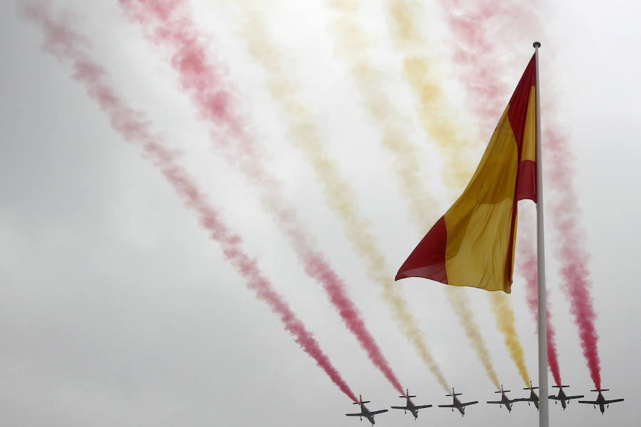 La patrulla Águila pinta en el cielo de Madrid la bandera de España durante los actos del desfile militar de la Fiesta Nacional.