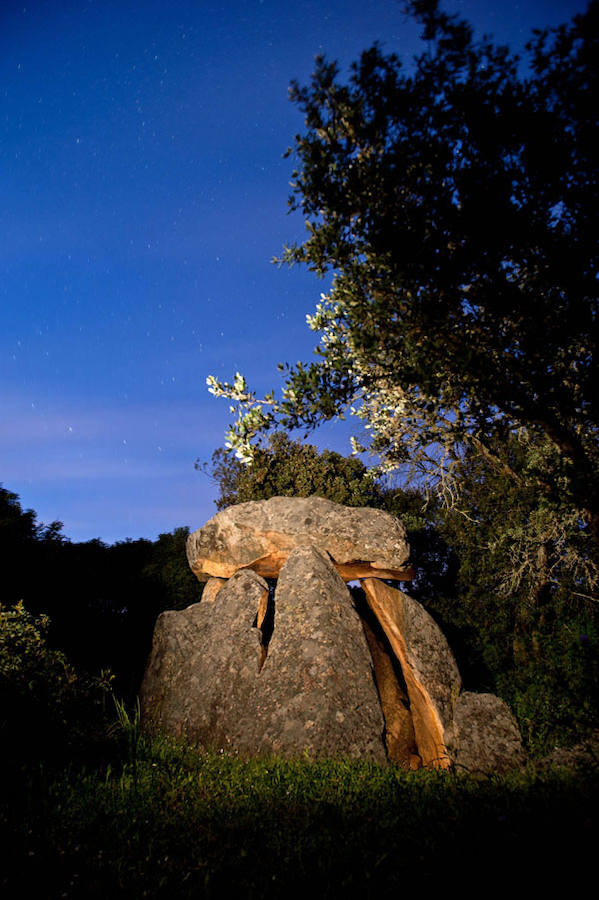 Imagen nocturna del dolmen del Revellao