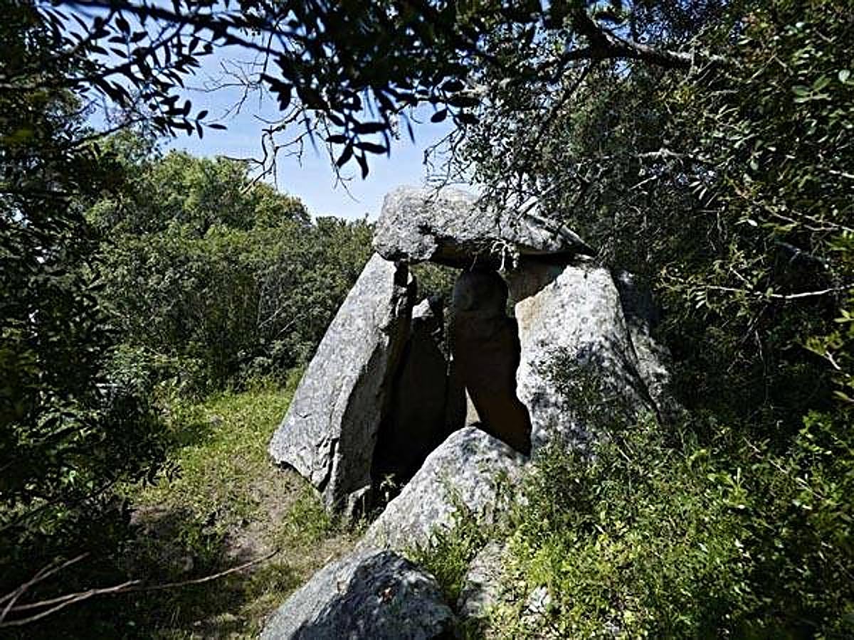 Dolmen de revellao. Entre Valverde de Leganés y Torre de Miguel Sesmero