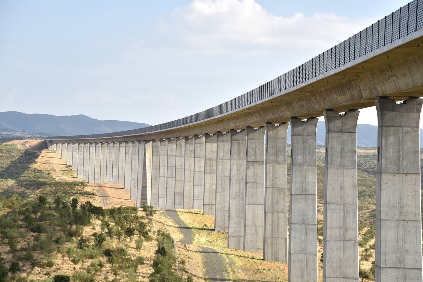 Jueves, 20 de octubre: Los once puentes y el túnel del futuro trazado del AVE comienzan a cambiar el paisaje entre Plasencia y Cáceres. Fotografías: David Palma.