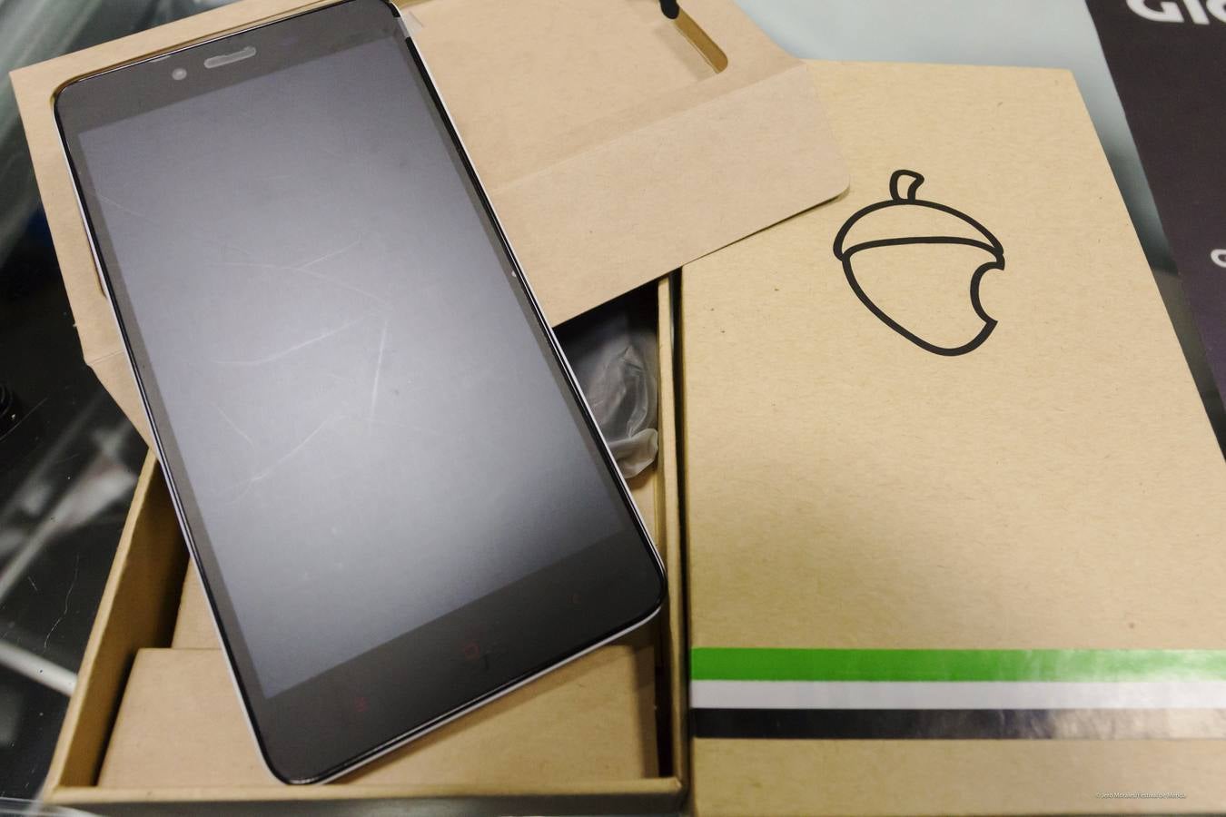 Lunes, 17 de octubre: Consumo abre una inspección de oficio para investigar el 'móvil extremeño' de la empresa Zetta. Fotografías: HOY