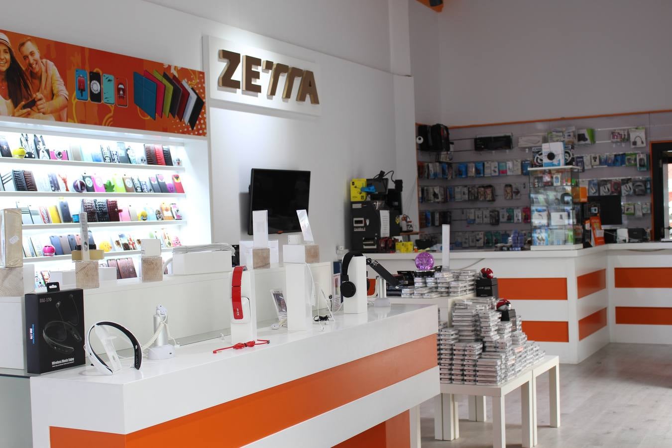 Lunes, 17 de octubre: Consumo abre una inspección de oficio para investigar el 'móvil extremeño' de la empresa Zetta. Fotografías: HOY