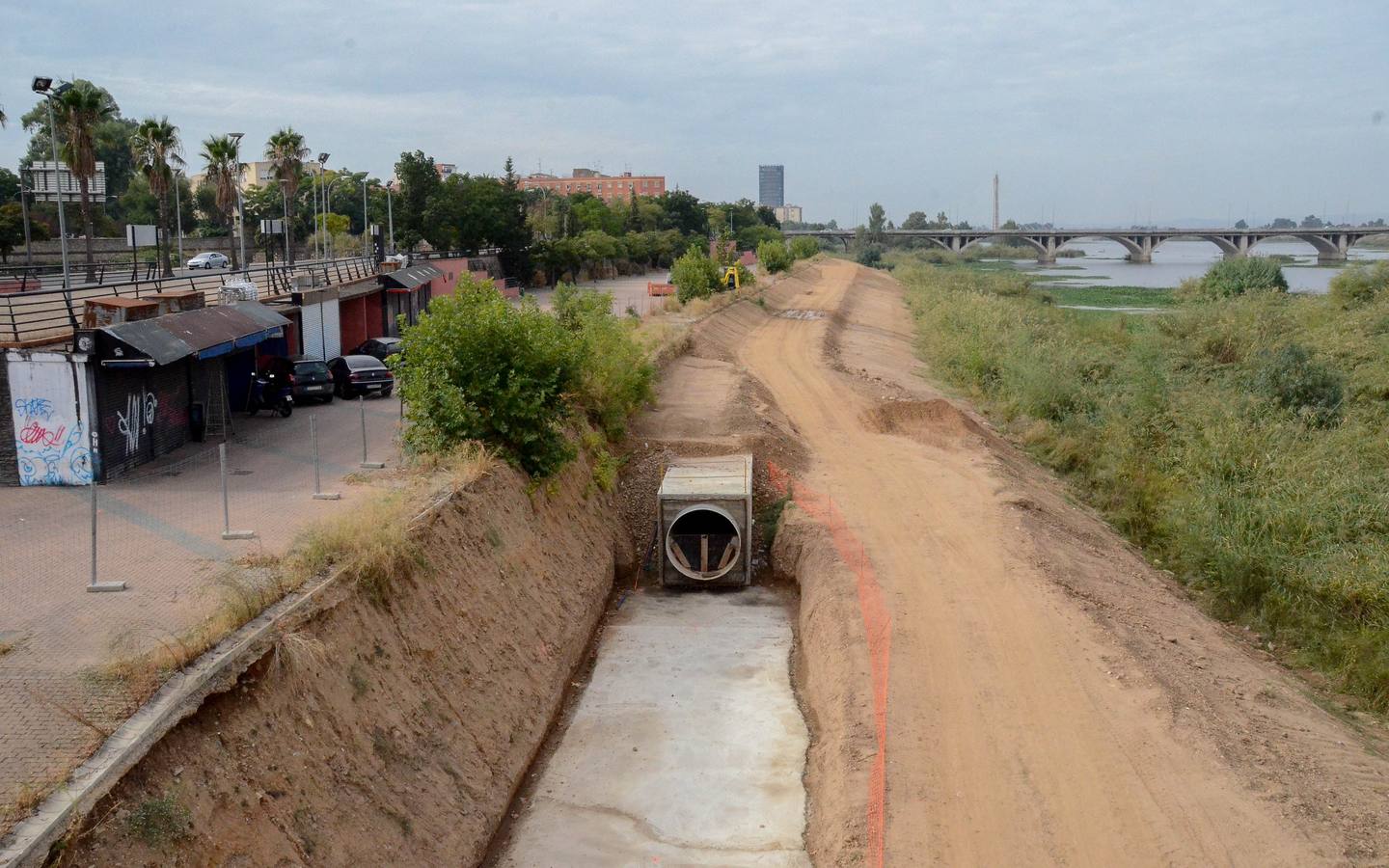 Martes, 18 de octubre: Tras más de un año paradas se reanudan las obras del colector bajo el Puente de Palmas que se espera que terminen a finales de año. Fotografías: Casimiro Moreno.