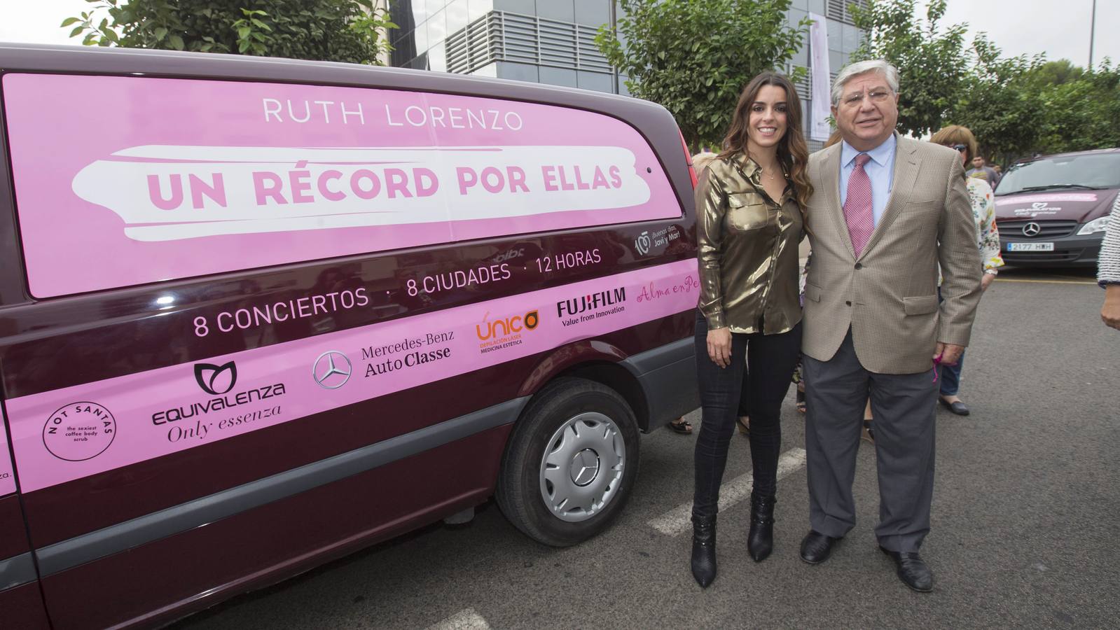 Miércoles, 19 de octubre. Octubre es el mes dedicado a los actos a favor de la lucha contra el cáncer de mama y el día 19 la fecha más destacada a nivel mundial. En estos días multitud de actos teñidos de color rosa se han celebrado en diferentes países. Fotografías: Agencias/HOY