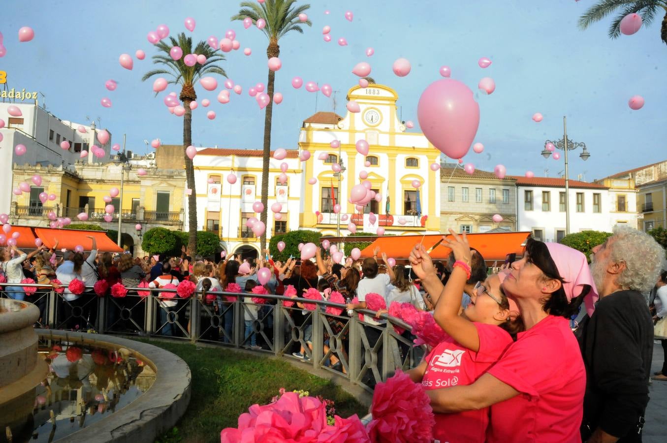 Miércoles, 19 de octubre. Octubre es el mes dedicado a los actos a favor de la lucha contra el cáncer de mama y el día 19 la fecha más destacada a nivel mundial. En estos días multitud de actos teñidos de color rosa se han celebrado en diferentes países. Fotografías: Agencias/HOY