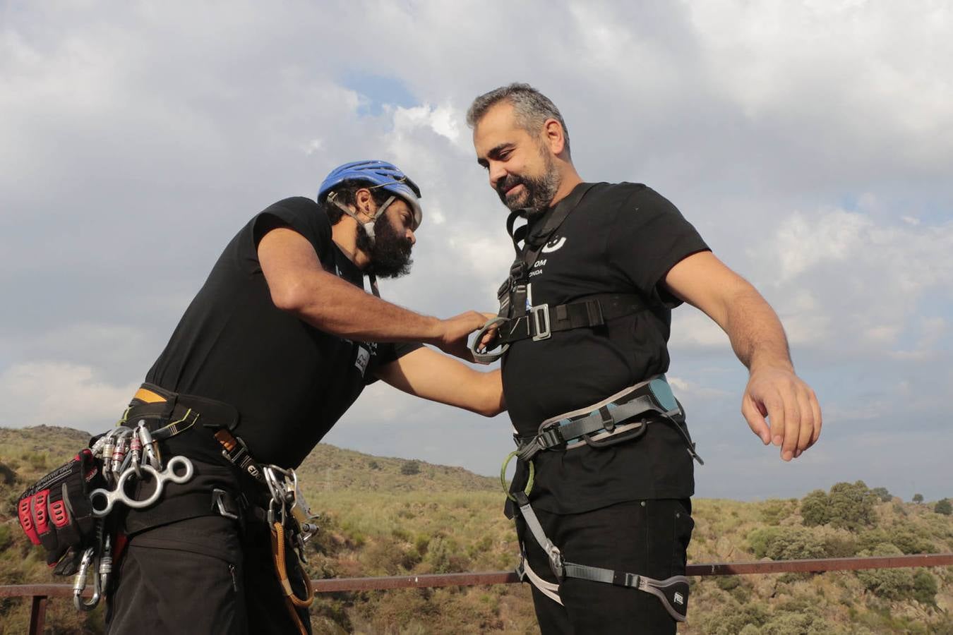 Viernes, 21 de octubre: El ilusionista y escapista placentino Víctor Cerro ensaya un número de magia extrema. Fotografías: Andy Solé.
