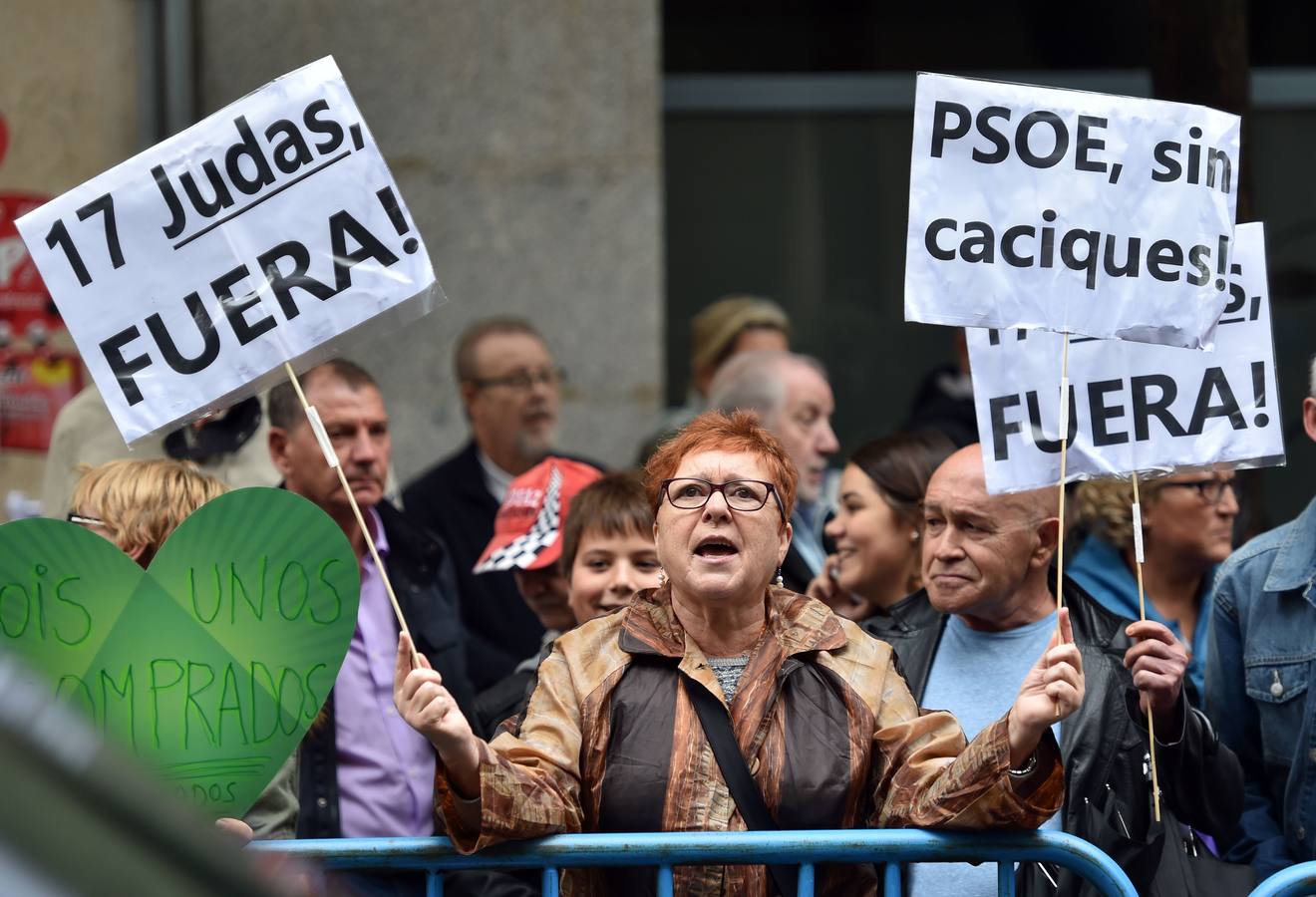 Domingo, 23 de octubre. La gestora del PSOE, con Javier Fernández al frente, acuerda abstenerse en la segunda votación de investidura de Mariano Rajoy, lo que supondría el fin al bloqueo en la formación de Gobierno. Fotografías: Agencias.