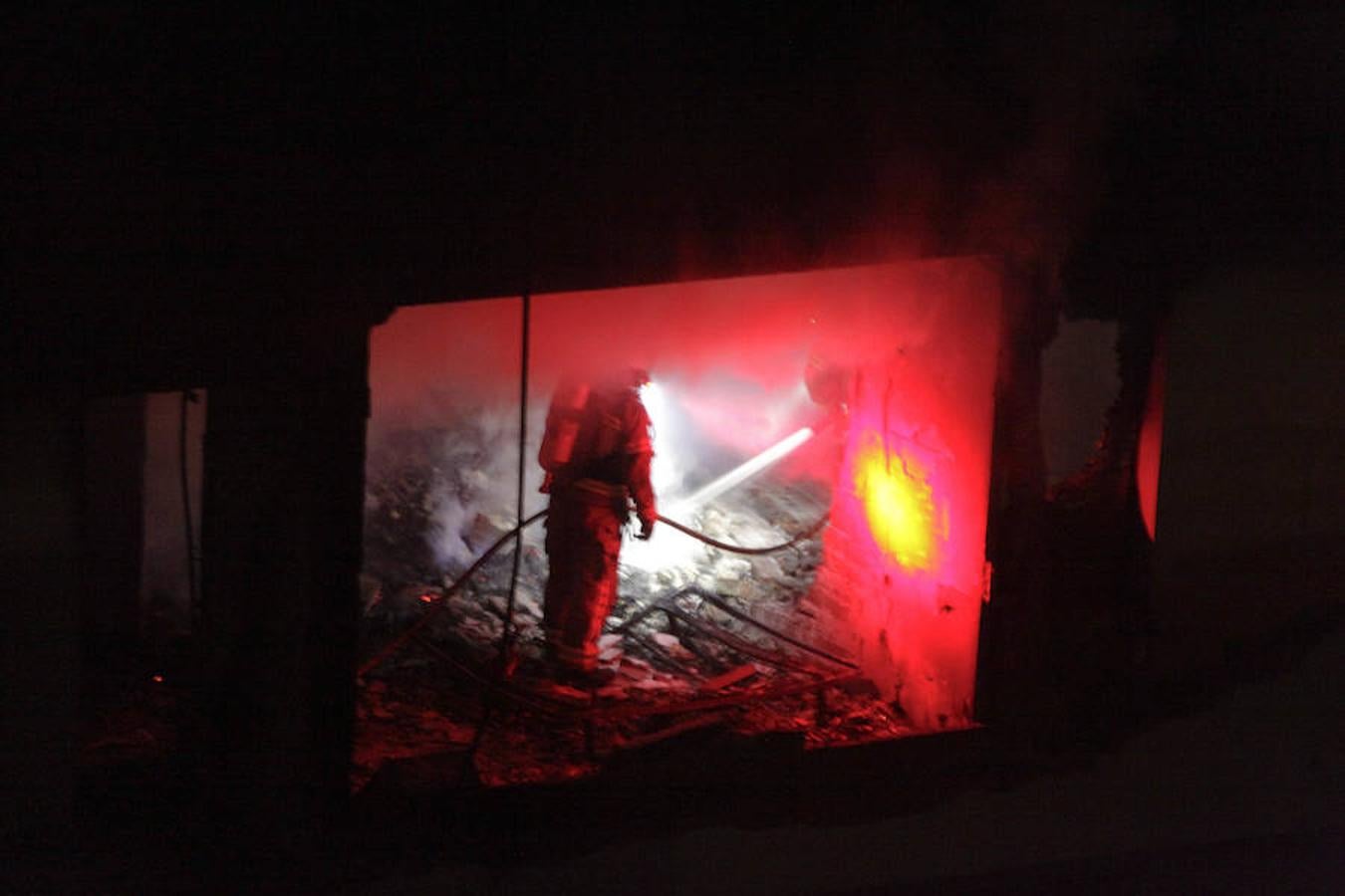 Un muerto y 13 heridos por la explosión en un edificio del centro de Cáceres