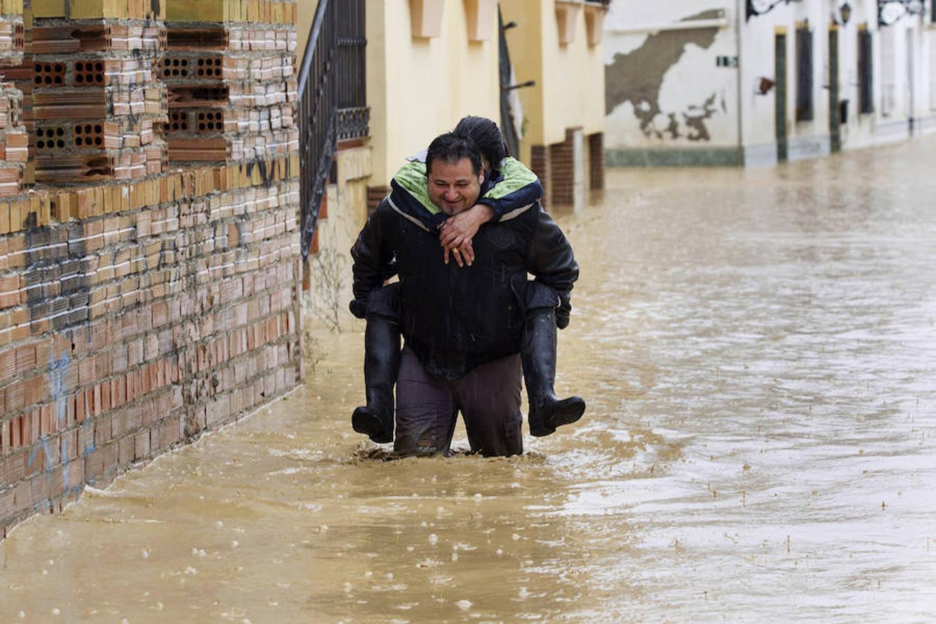 Domingo, 4 de diciembre: Las torrenciales lluvias caídas en Málaga y su provincia anegaron calles e inmuebles y desbordaron río y arroyos, dejando una víctima. Fotografía: agencias